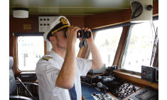 Kapitän Norman Ludwig prüft die Sichtweite